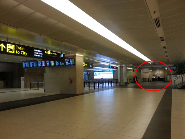 Lingkaran merah - Left Baggage - tempat penitipan koper. Sebelah kiri ada tulisan 'Train To City' tuh MRT station.  Deket kan?